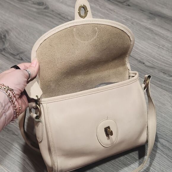 RARE Vintage Ivory Coach Devon Leather Turnlock Crossbody Bag - Picture 7 of 12
